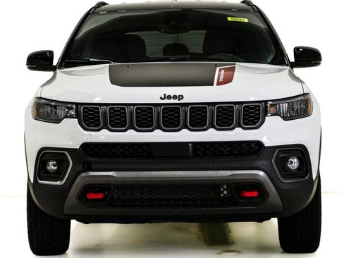Used 2025 Jeep Compass Trailhawk AWD/4WD image 2