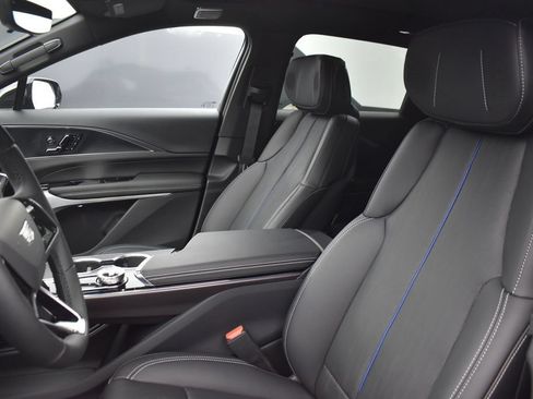 New 2026 Cadillac Lyriq Signature Sport w/ LPO, Floor Liner Package AWD/4WD image 9