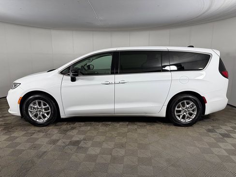 Used 2024 Chrysler Pacifica Touring-L image 14