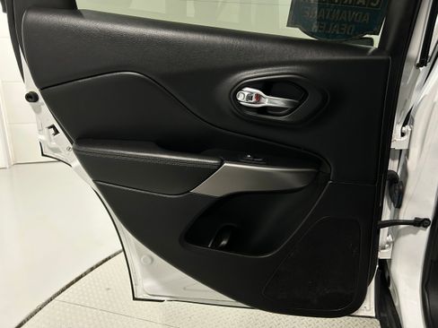 Used 2019 Jeep Cherokee Limited image 28