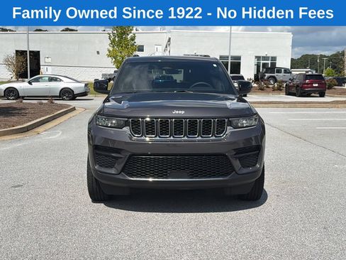 Used 2025 Jeep Grand Cherokee Laredo w/ Trailer Tow Package AWD/4WD image 2