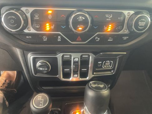 Used 2025 Jeep Wrangler Unlimited Sahara AWD/4WD image 11