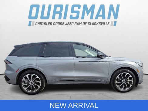 Used 2025 Lincoln Nautilus Reserve image 7