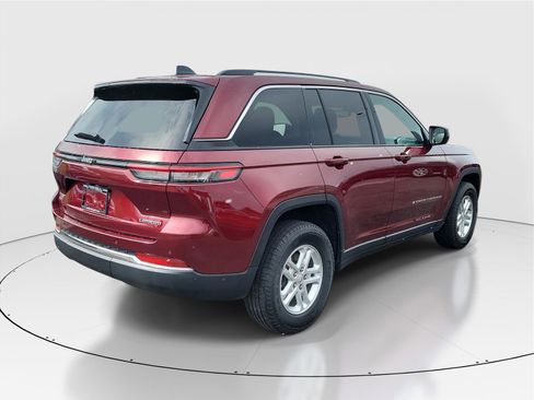 Used 2023 Jeep Grand Cherokee Laredo image 4