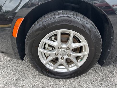 Used 2023 Chrysler Pacifica Touring-L FWD image 18