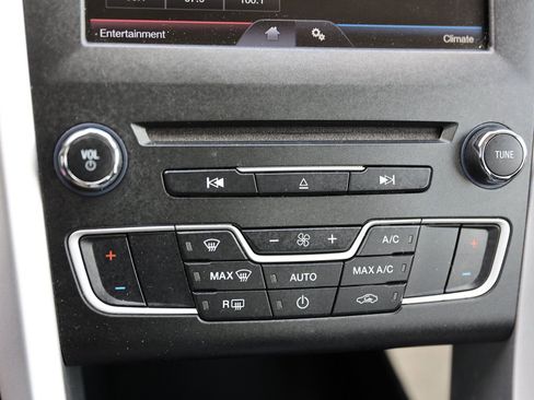 Used 2016 Ford Fusion SE image 24