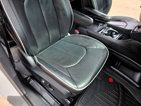 Used 2022 Chrysler Pacifica Limited w/ S Appearance Package FWD image 39