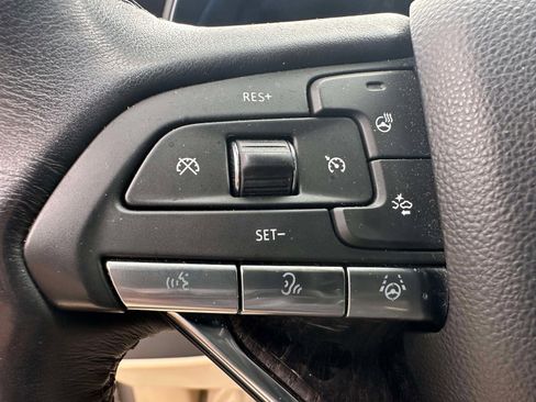Used 2024 Cadillac Escalade Premium Luxury AWD/4WD image 17