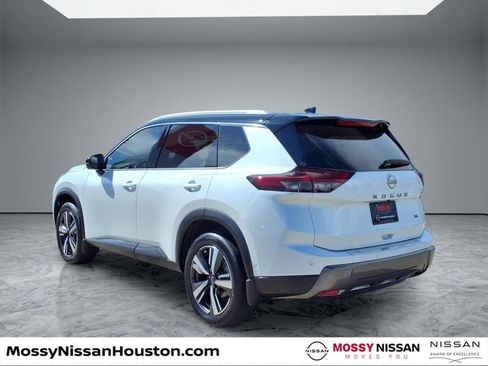 Used 2024 Nissan Rogue SL w/ SL Premium Package FWD image 2