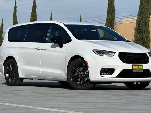 New 2026 Chrysler Pacifica Select FWD image 2