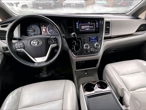 Used 2017 Toyota Sienna XLE w/ XLE Navigation Package image 16