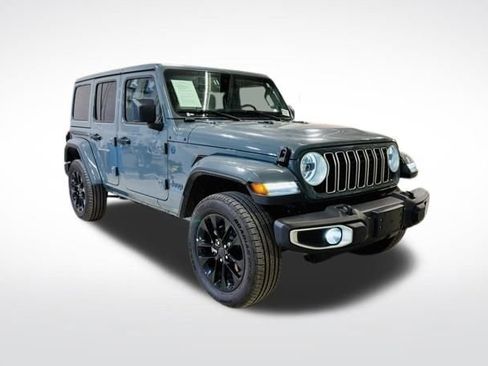 Used 2025 Jeep Wrangler Unlimited Sahara w/ Safety Group image 8