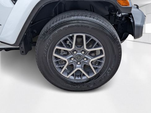 Used 2025 Jeep Wrangler Sahara image 9