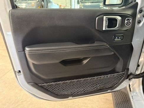Used 2023 Jeep Wrangler Unlimited Sahara AWD/4WD image 39