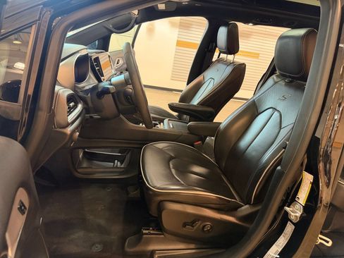 Used 2025 Chrysler Pacifica Limited FWD image 28