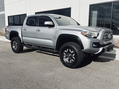 Used 2016 Toyota Tacoma TRD Off-Road image 2