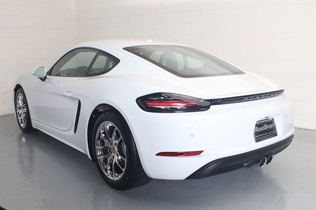Used 2022 Porsche 718 Cayman RWD image 2
