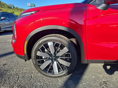New 2025 Mitsubishi Outlander SE image 8