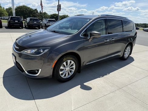 Used 2018 Chrysler Pacifica Touring-L Plus w/ Advanced Safetytec Group FWD image 3