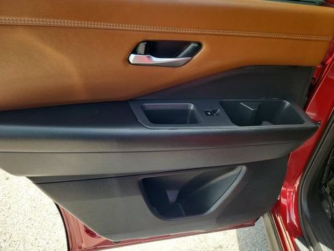 Certified 2025 Nissan Pathfinder Platinum w/ Cargo Package FWD image 13