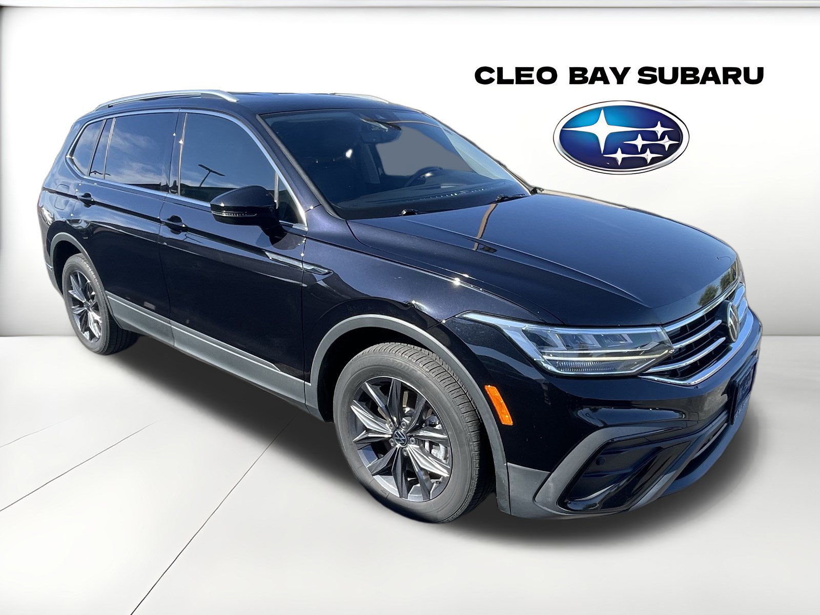 Used 2023 Volkswagen Tiguan SE FWD image 1