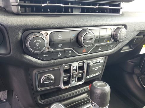 New 2025 Jeep Gladiator Sport image 17