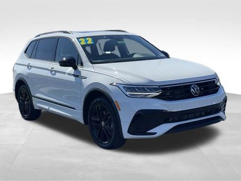 Used 2022 Volkswagen Tiguan SE R-Line image 3