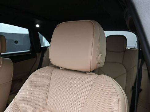 Certified 2024 Porsche Macan AWD/4WD image 16