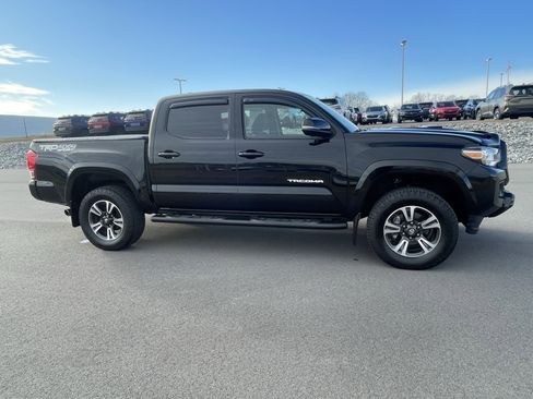 Used 2017 Toyota Tacoma TRD Sport w/ Tow Package (A/T) image 2