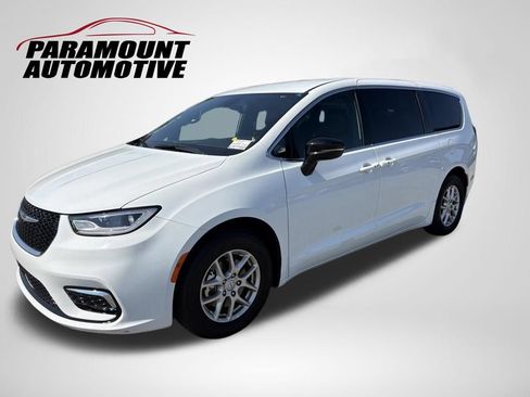 Used 2025 Chrysler Pacifica Select FWD image 12