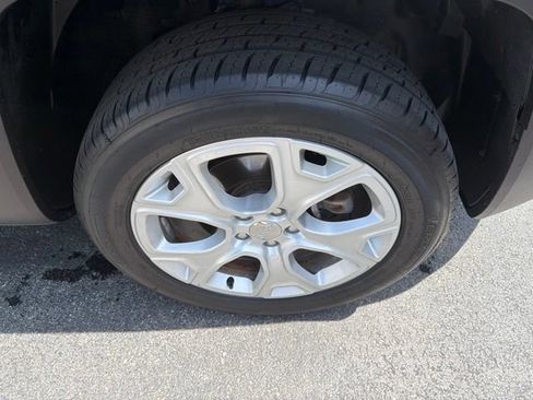 Used 2018 Jeep Renegade Limited w/ UConnect 8.4 Nav Group AWD/4WD image 12