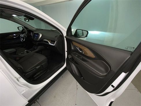 Used 2020 GMC Terrain SLE w/ Driver Convenience Package image 24