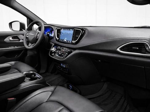 Used 2023 Chrysler Pacifica Touring-L w/ Uconnect Theater Family Group image 25