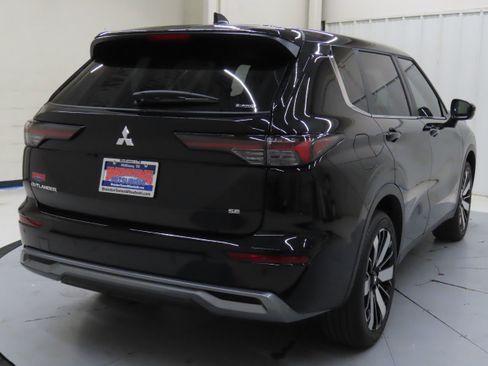 New 2025 Mitsubishi Outlander SE image 3