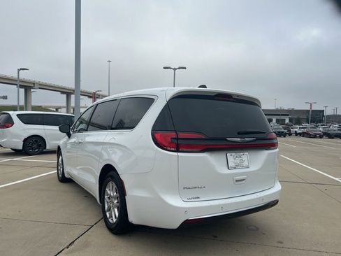 Used 2024 Chrysler Pacifica Touring-L image 7