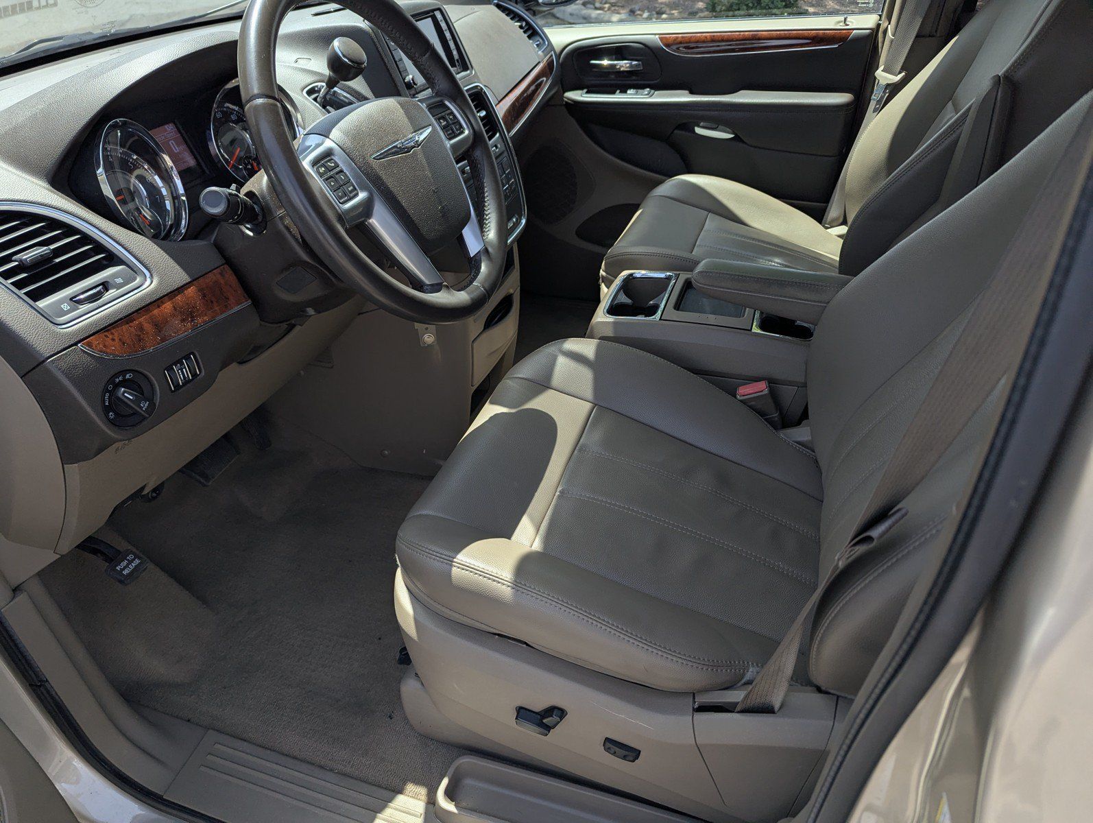 Used 2013 Chrysler Town & Country Touring FWD image 11