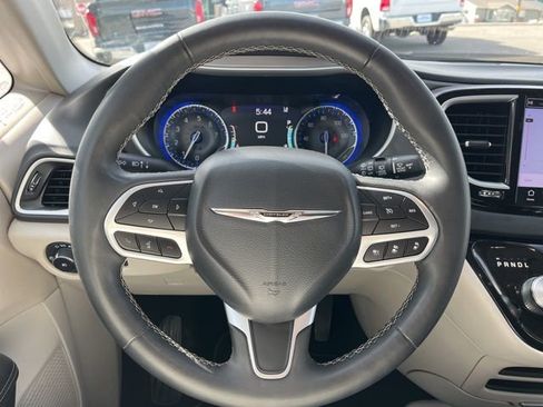Used 2023 Chrysler Pacifica Touring-L image 37