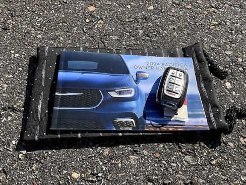 Certified 2024 Chrysler Pacifica Touring-L image 10