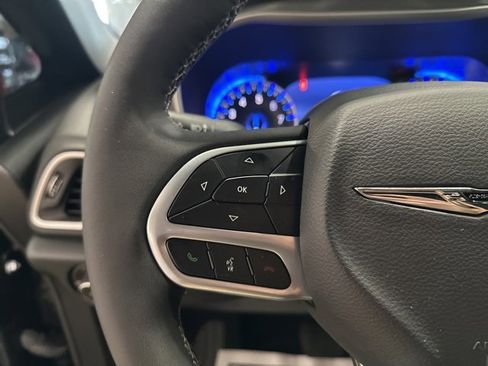 Used 2025 Chrysler Pacifica Select image 18