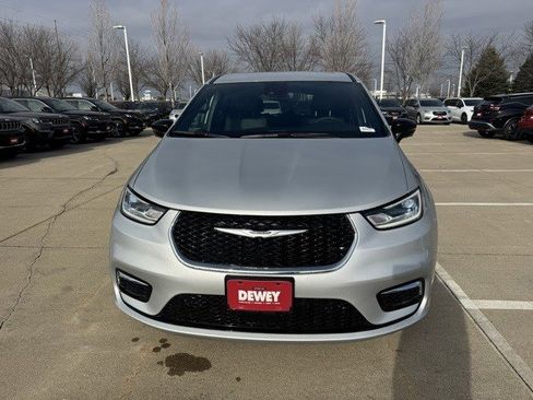 New 2026 Chrysler Pacifica Select image 2