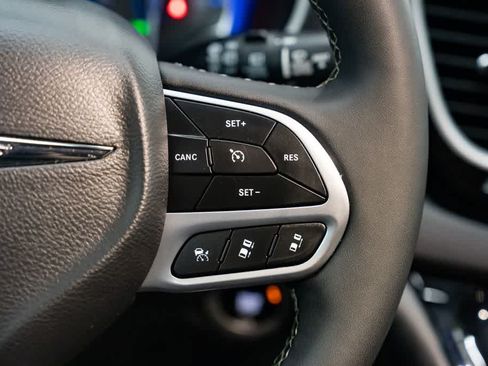 Used 2025 Chrysler Pacifica Select FWD image 16
