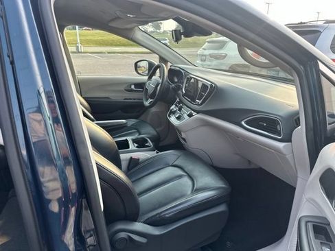 Used 2023 Chrysler Pacifica Touring-L FWD image 23