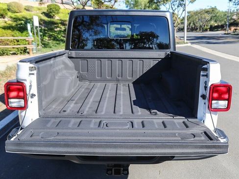 Used 2023 Jeep Gladiator Willys image 19