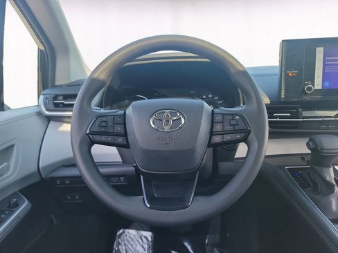 Used 2025 Toyota Sienna LE w/ LE Plus Package FWD image 12