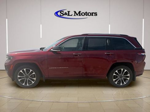 Used 2022 Jeep Grand Cherokee Overland w/ Luxury Tech Group IV AWD/4WD image 4