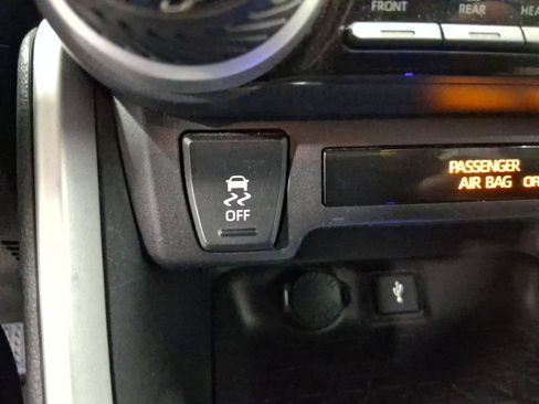 Used 2021 Toyota RAV4 XLE FWD image 31