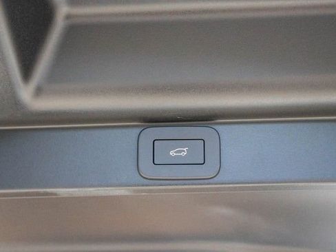 New 2025 Land Rover Range Rover Long Wheelbase SE image 25