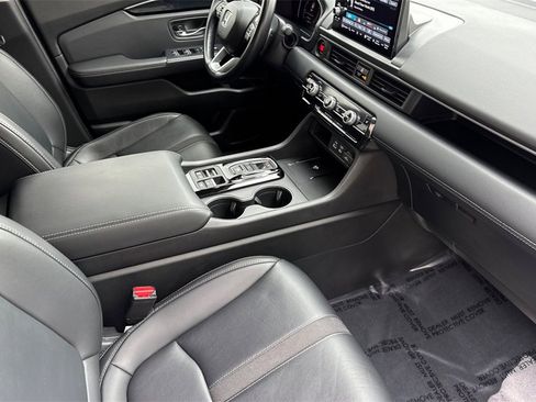 Certified 2025 Honda Pilot Touring image 21
