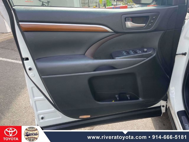 Used 2018 Toyota Highlander Limited Platinum AWD/4WD image 19