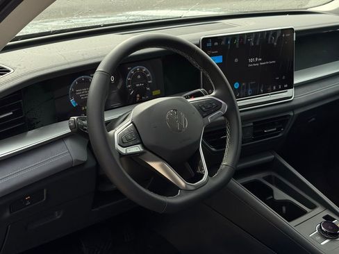 New 2025 Volkswagen Tiguan SE image 18